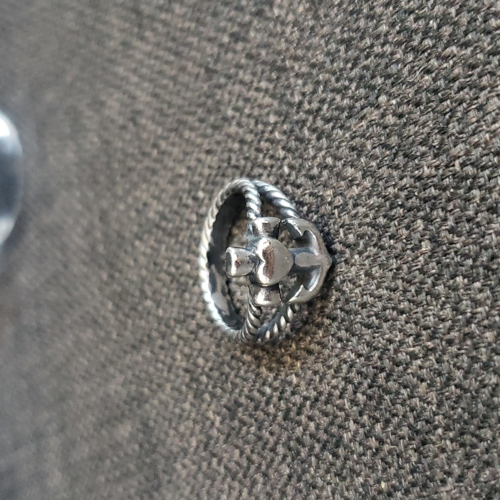 Guc James Avery retired anchor ring size 6